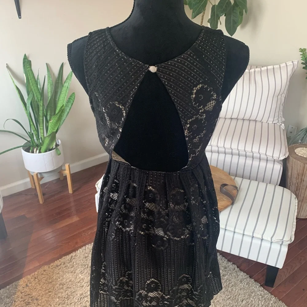 Free People Rocco Black Lace Mini Dress with Nude Liner. Womens Size 2 NWOT - Picture 3 of 16